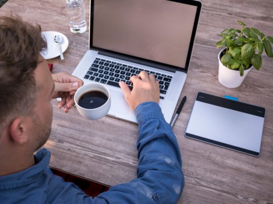 De estimulante a aliviador de tensão: conheça os benefícios do café que podem ajudar em tempos de home office