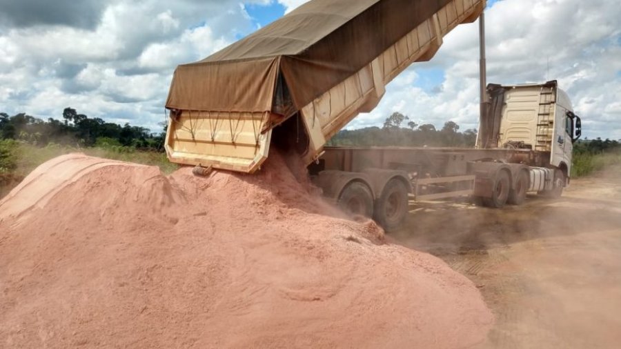 Governo disponibiliza transporte gratuito de calcário; produtores de Rondônia devem se credenciar