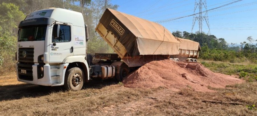 Seagri disponibiliza caminhão para acelerar entrega de calcário a produtores de Vilhena