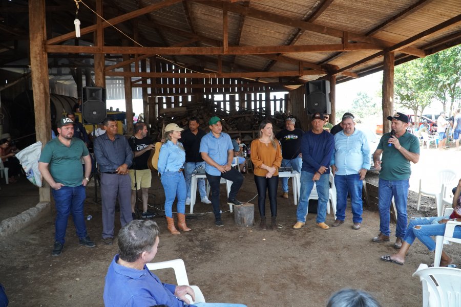 Cirone entrega secadores de café, moinho, veículo e barcos