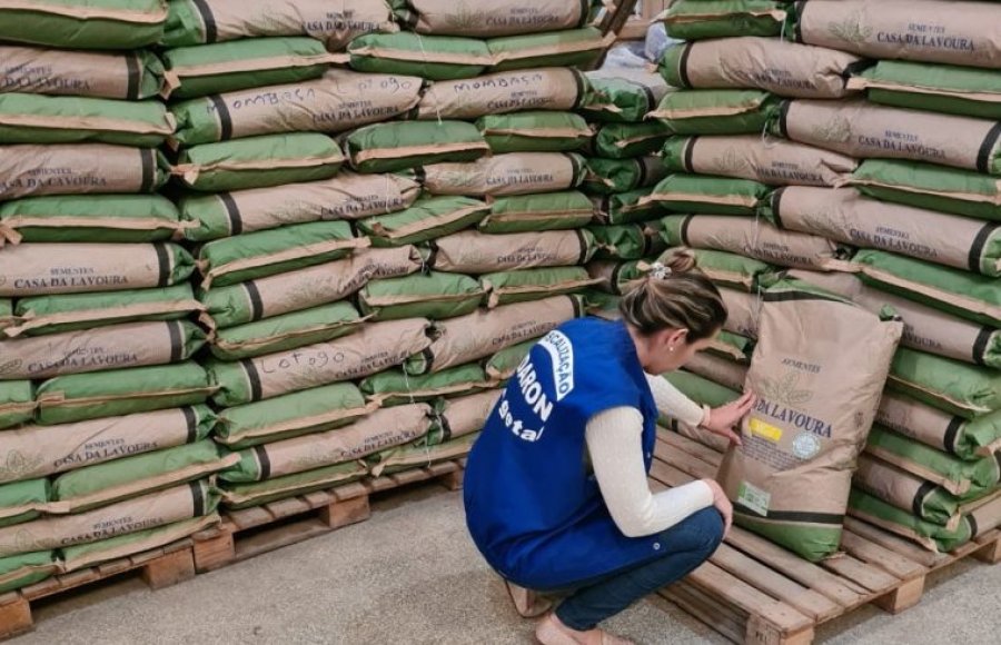 Idaron coleta amostra de sementes no comércio para averiguar qualidade do produto vendido ao produtor rural